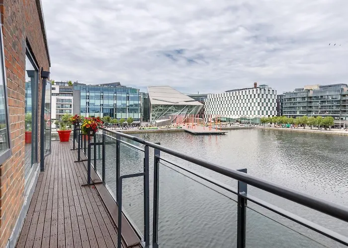 The Curve, Millennium Tower アパート