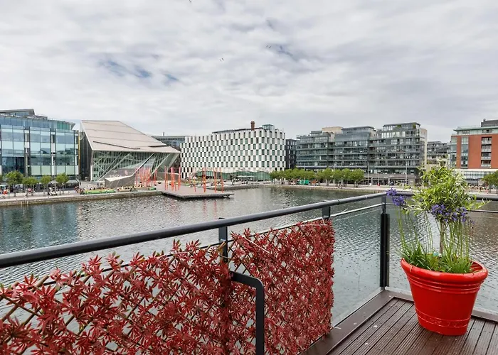 The Curve, Millennium Tower Апартаменты